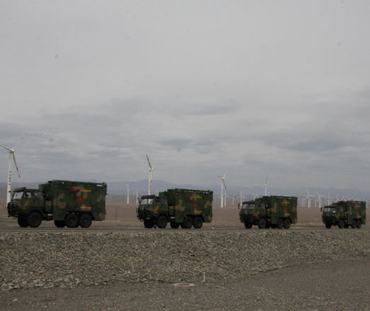 车辆行驶在新疆戈壁滩上